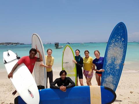 Monkey Surfing School