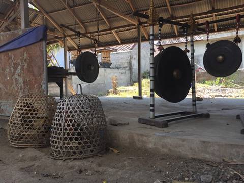 Cockfighting spot: it's not very well captured but there are two gigantic roosters kept under these traditional baskets.